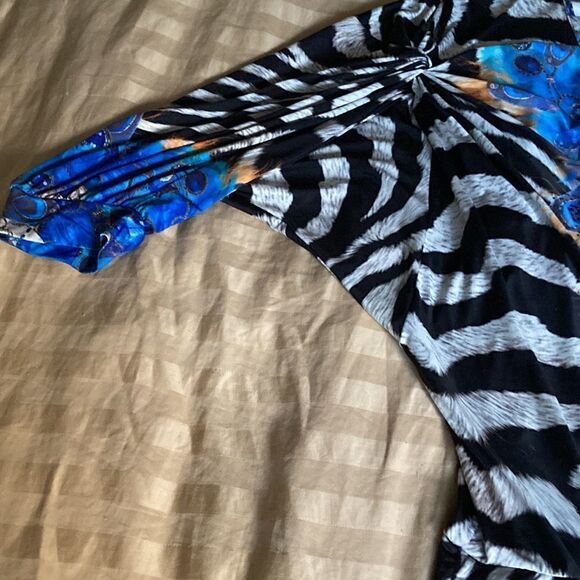 Party 21 3/4 Sleeve Blouson Top in Bejeweled Animal Print with Stripe. Size M. - Picture 6 of 10